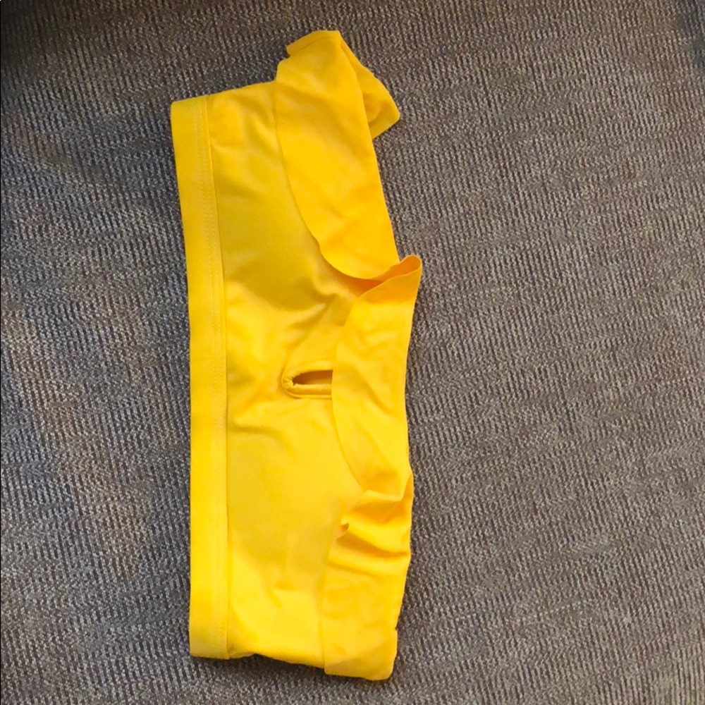 Yellow bikini - Picture 2 of 7